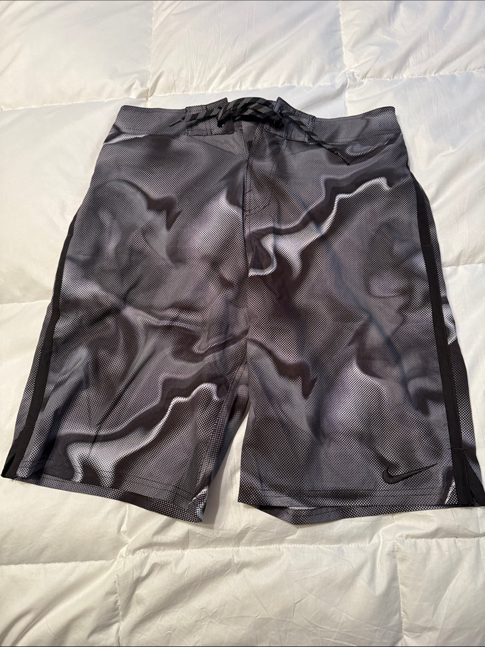 Nike Black & Gray Wavy Mesh Comforter Accent - Black Gray